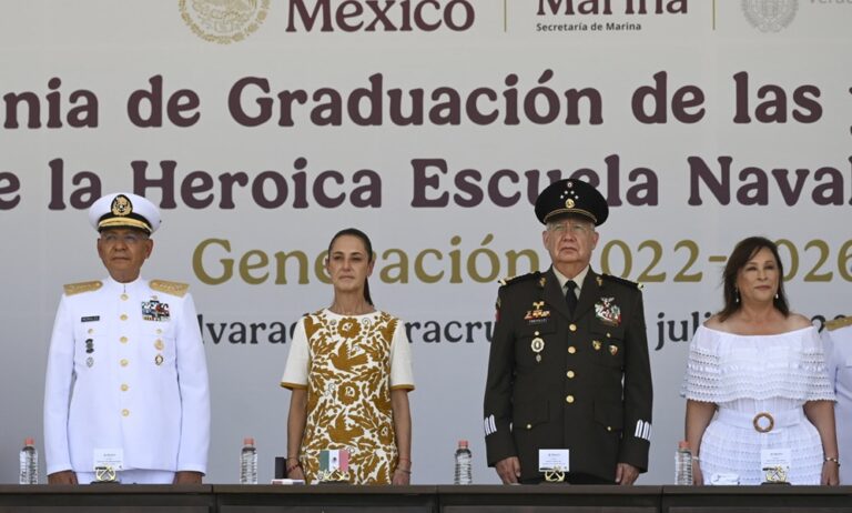 Graduación de guardiamarinas en la Heroica Escuela Naval Militar