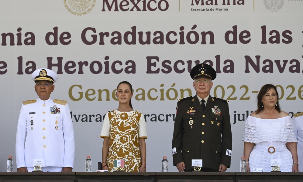 Graduación de guardiamarinas en la Heroica Escuela Naval Militar