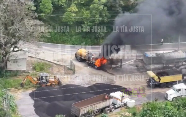 Incendio consume pipa de asfalto en Zongolica