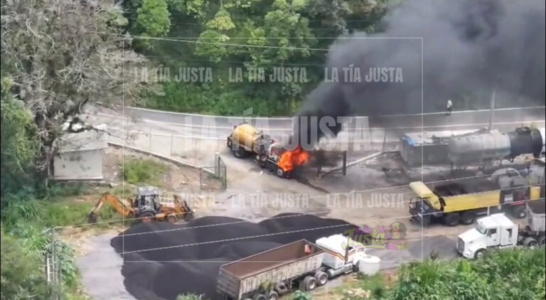 Incendio consume pipa de asfalto en Zongolica