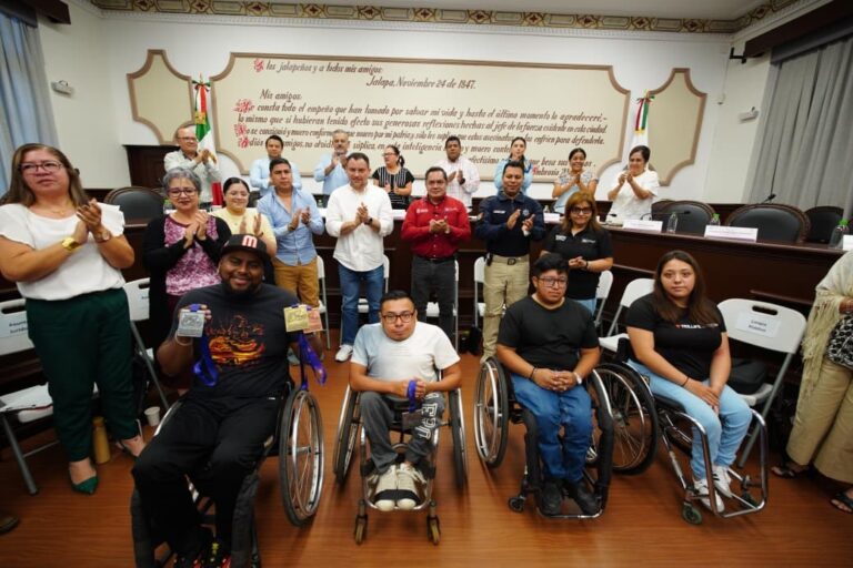Reconocimiento a atletas de deporte adaptado en Xalapa