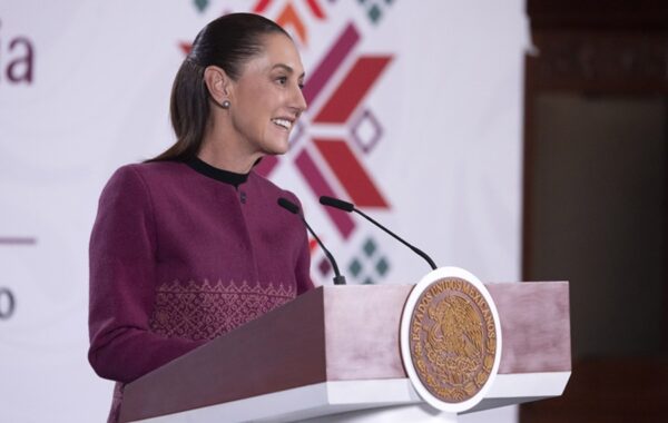 Sheinbaum destaca apoyo para regular uso de celulares en escuelas