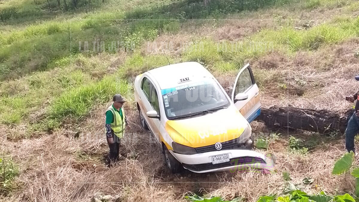 Taxi de Córdoba se accidenta en barranco en Tomatlán