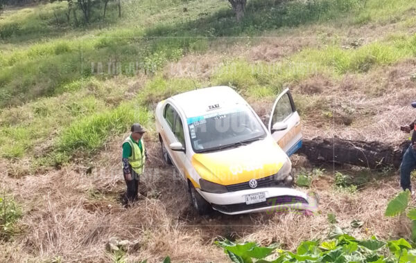 Taxi de Córdoba se accidenta en barranco en Tomatlán