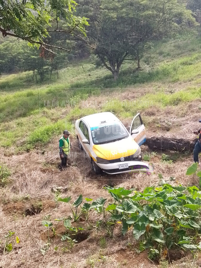 Taxi de Córdoba se accidenta en barranco en Tomatlán