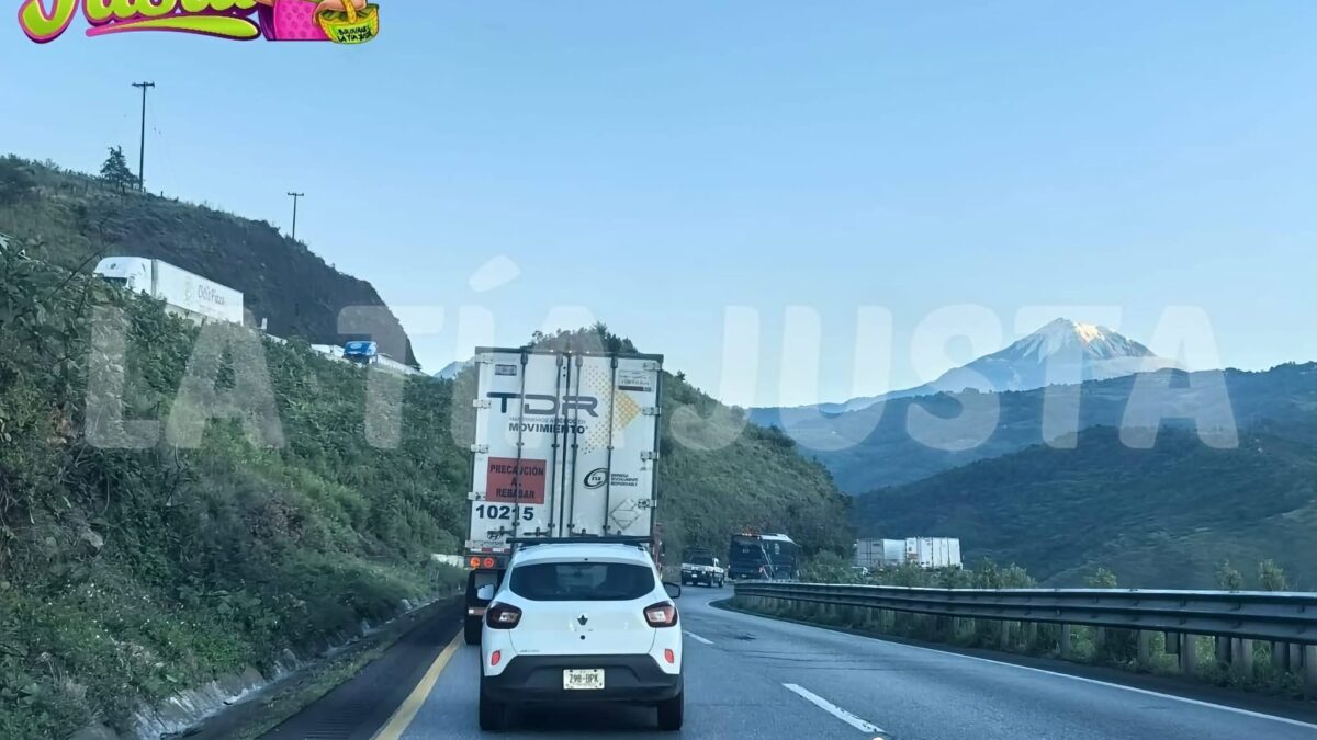 Accidente en autopista Puebla-Orizaba deja tractocamión volcado
