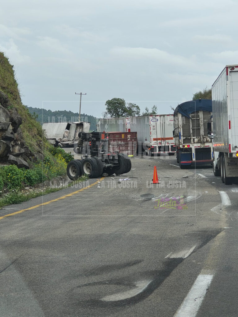 Accidente en Cumbres de Maltrata causa caos vehicular