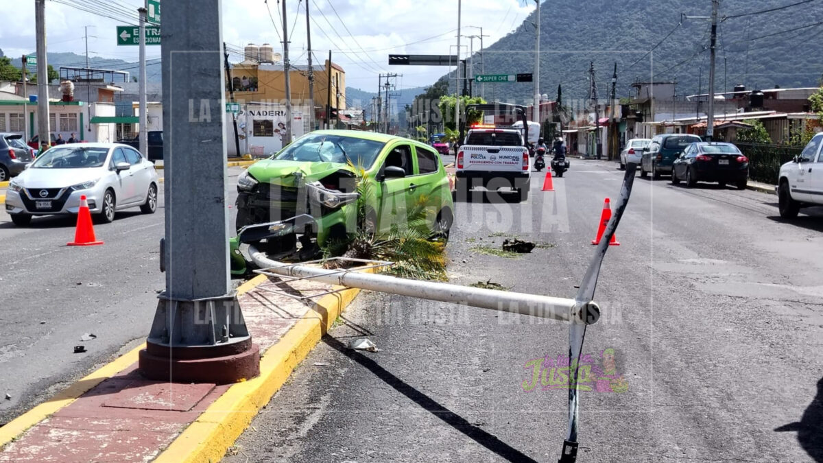 Accidente en Nogales derriba poste y causa daños importantes