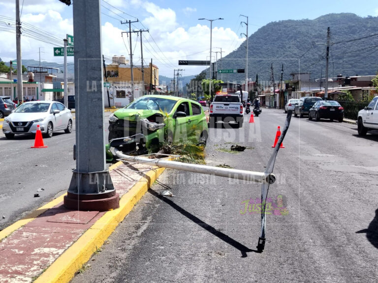 Accidente en Nogales derriba poste y causa daños importantes