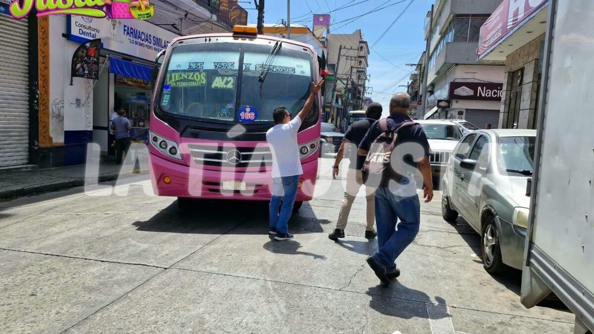 Accidente leve en Córdoba entre autobús y Jeep se resuelve