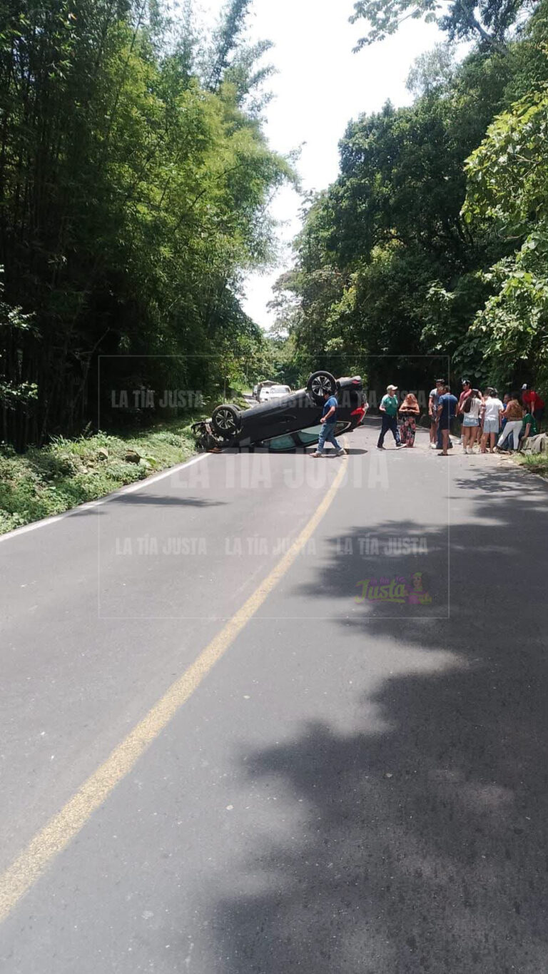 Accidente vehicular deja a familia lesionada en Ixtaczoquitlán