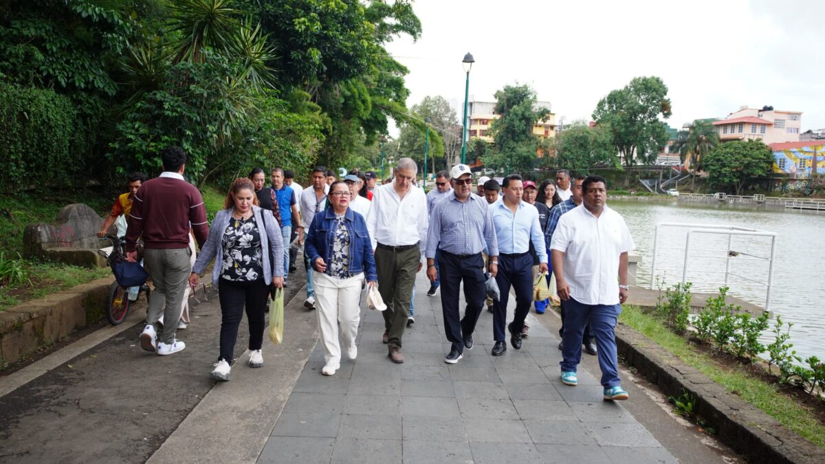 Avanza rehabilitación del Paseo de Los Lagos en Xalapa
