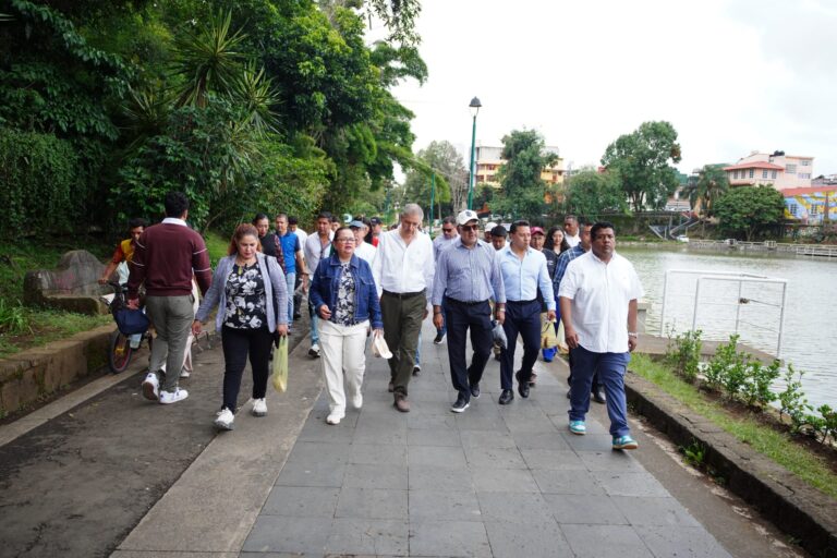 Avanza rehabilitación del Paseo de Los Lagos en Xalapa