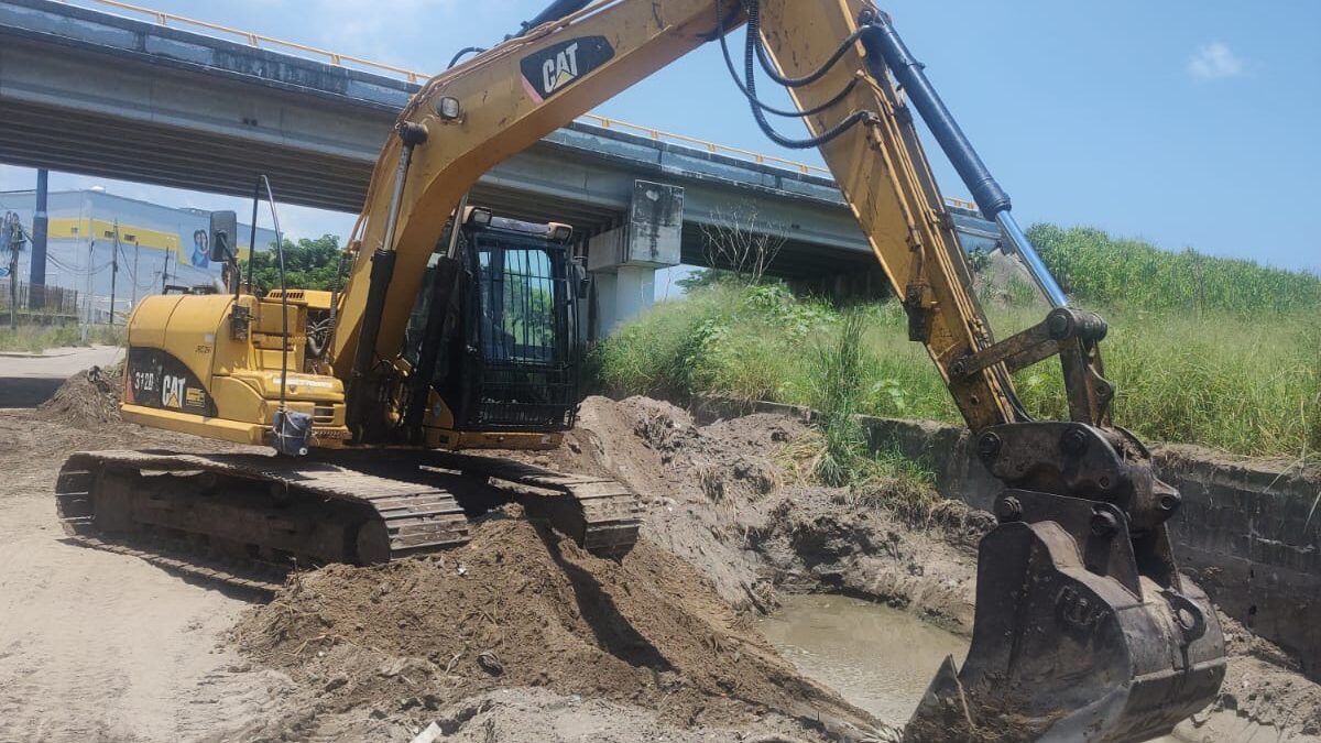 Ayuntamiento de Veracruz limpia canal pluvial olvidado