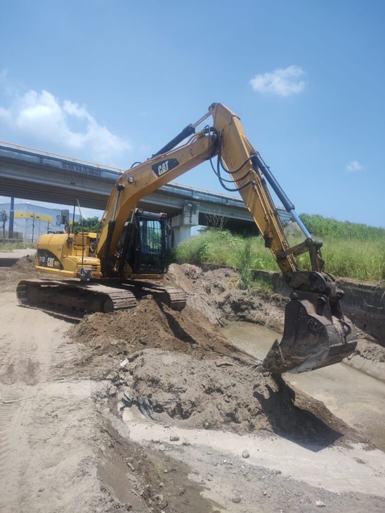 Ayuntamiento de Veracruz limpia canal pluvial olvidado
