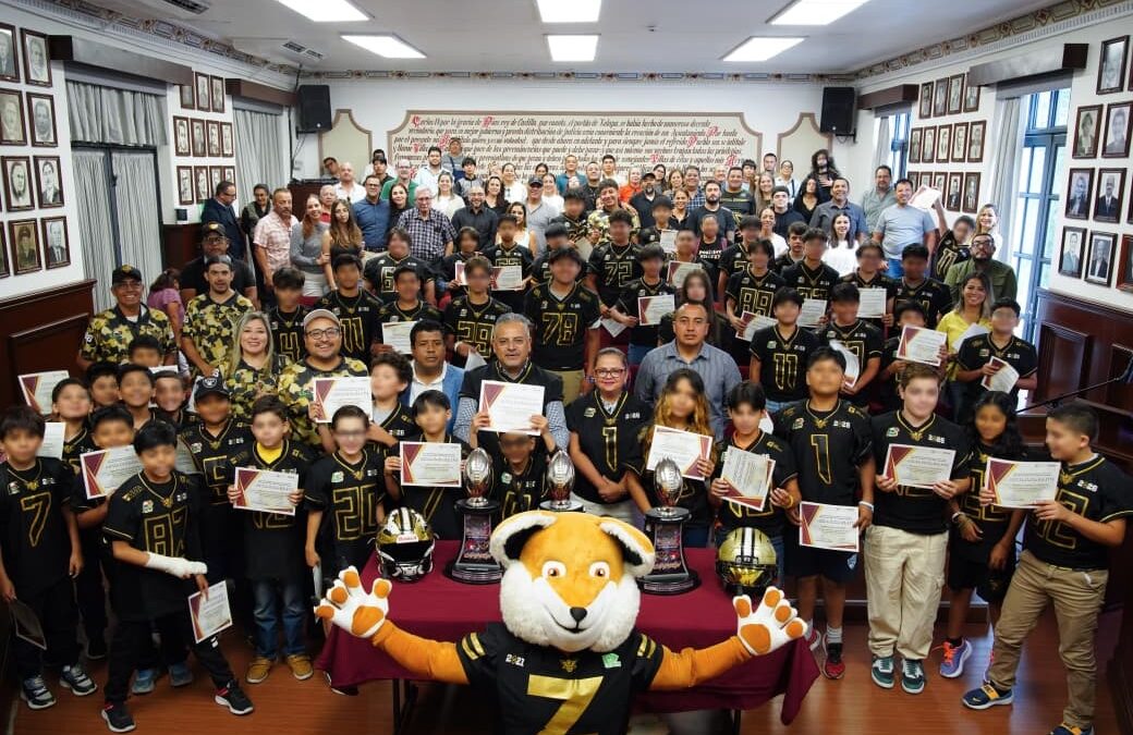 Ayuntamiento de Xalapa premia a Zorros Dorados por sus triunfos