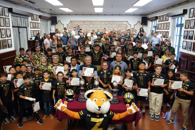 Ayuntamiento de Xalapa premia a Zorros Dorados por sus triunfos