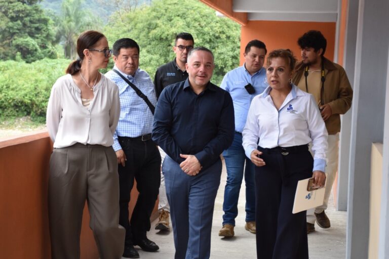 Ayuntamiento y DIF benefician a 90 menores con lentes