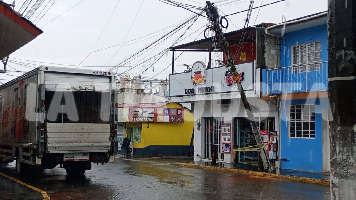 Camión cervecero provoca cierre de calles en Amatlán de los Reyes