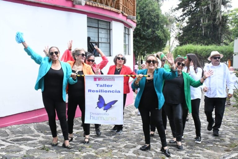 Celebran a adultos mayores con desfile y baile en Veracruz