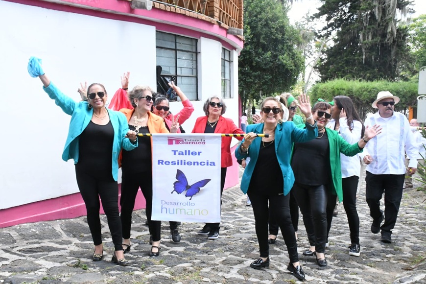 Celebran a adultos mayores con desfile y baile en Veracruz
