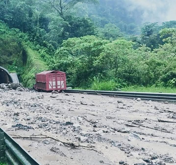 cierre total en carretera México-Tuxpan por deslave