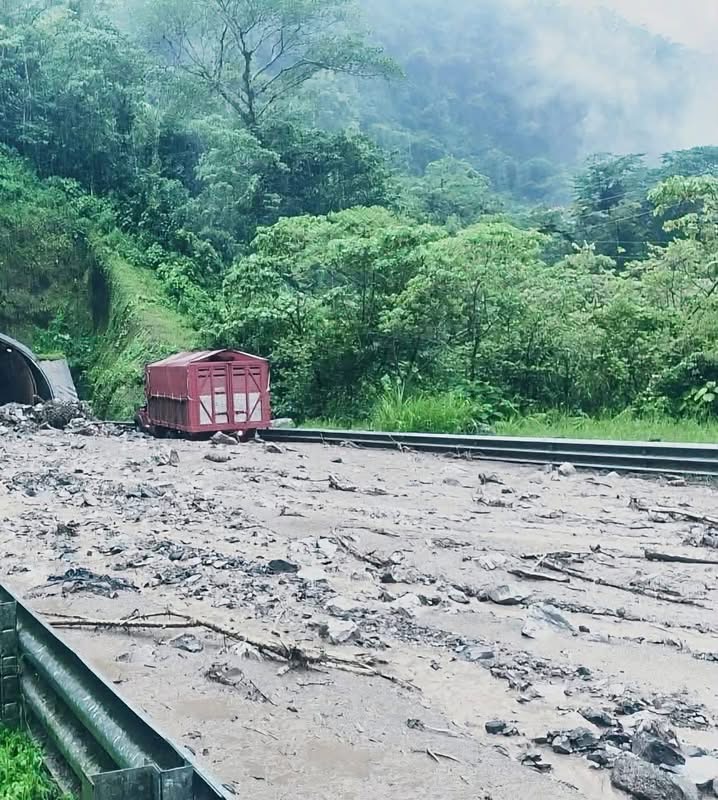 cierre total en carretera México-Tuxpan por deslave