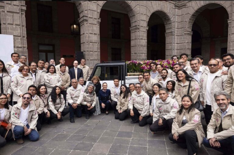 Claudia Sheinbaum lanza Olinia Carga, minivehículo eléctrico