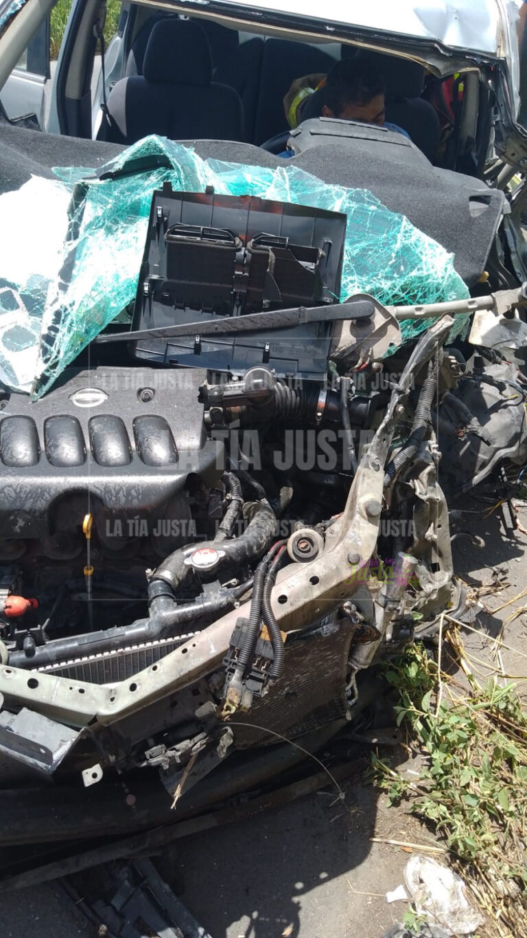 Conductor prensado tras choque en Cuitláhuac