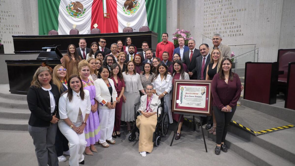 Congreso de Veracruz otorga Medalla Heberto Castillo a Gloria Sánchez