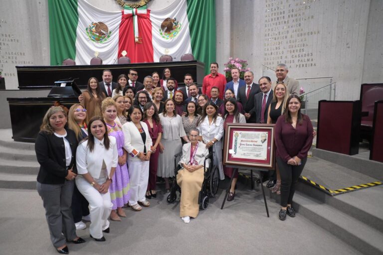 Congreso de Veracruz otorga Medalla Heberto Castillo a Gloria Sánchez