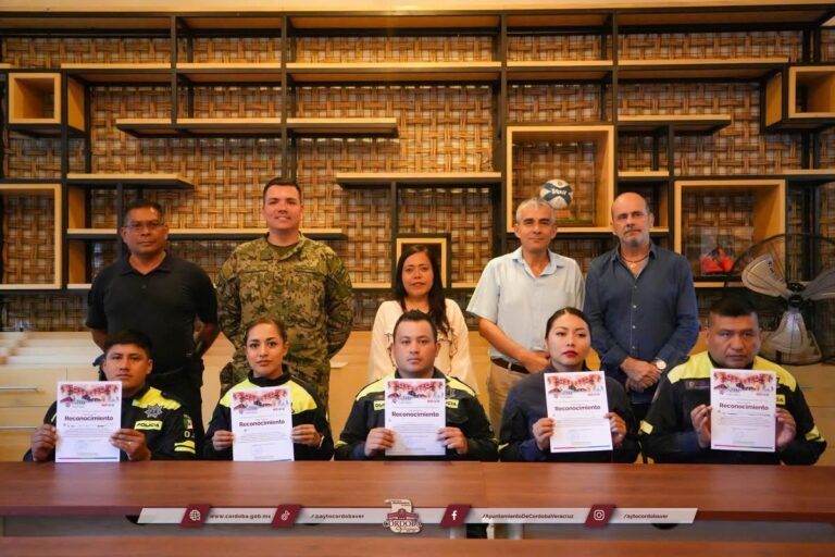 Córdoba reconoce a policías por capacitación en turismo