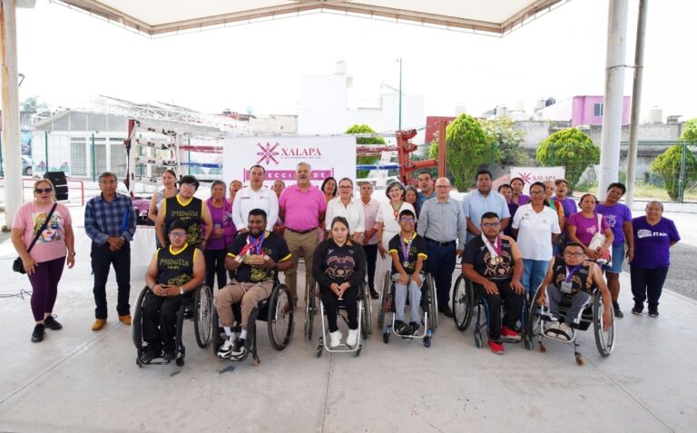 Daniela Griego entrega material deportivo al Club Pitbulls Xalapa