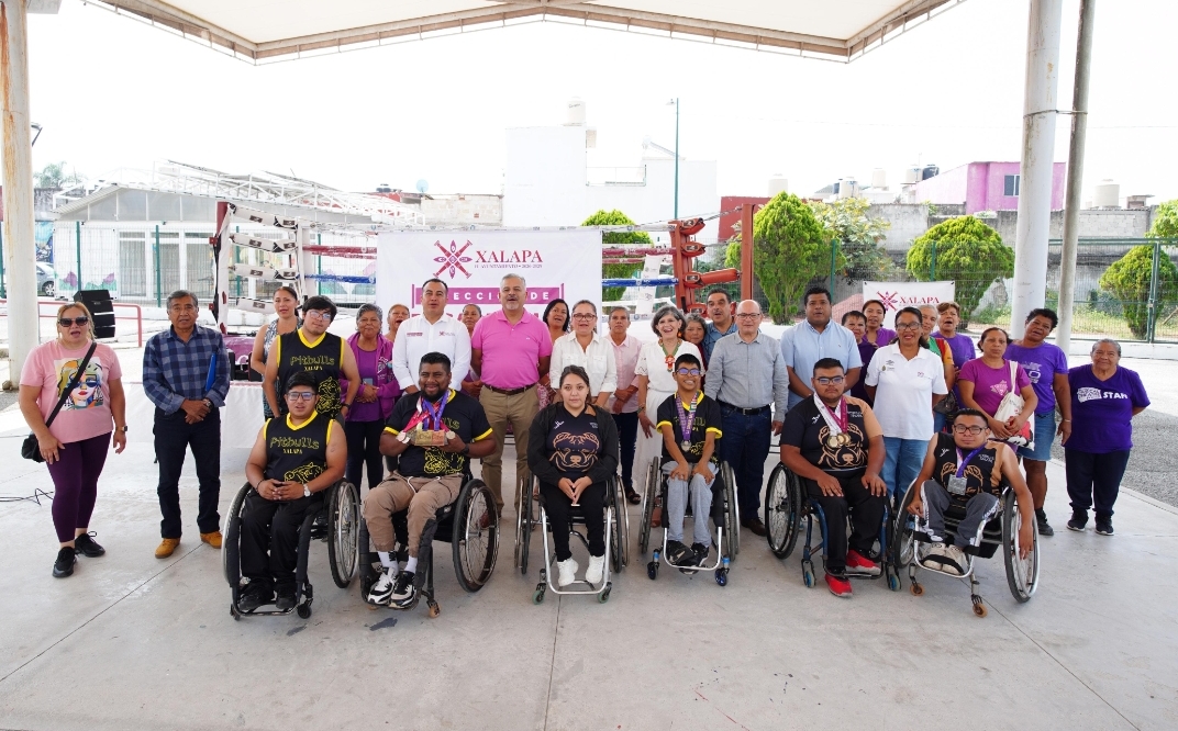 Daniela Griego entrega material deportivo al Club Pitbulls Xalapa