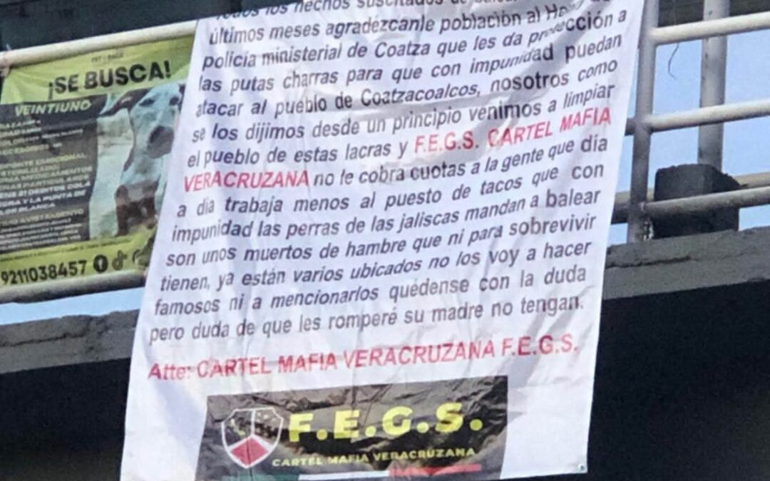 Dos narcomantas con amenazas aparecen en Coatzacoalcos