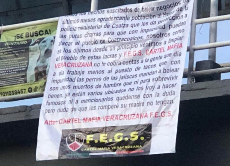 Dos narcomantas con amenazas aparecen en Coatzacoalcos