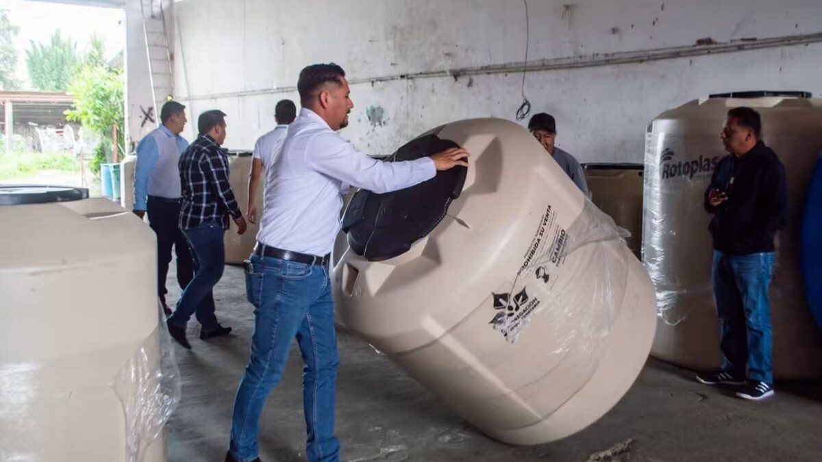 Entrega de 26 artículos del programa agua pura en casa