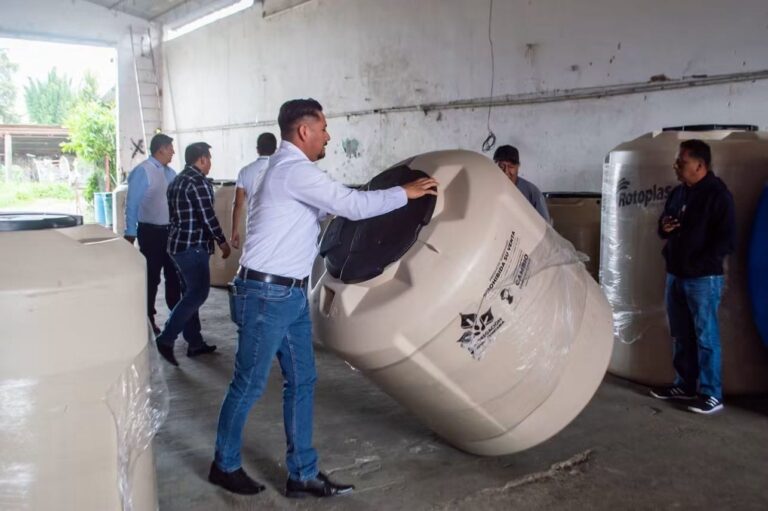 Entrega de 26 artículos del programa agua pura en casa