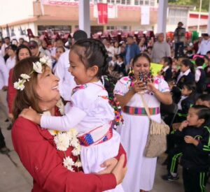 Entrega de mochilas y útiles a estudiantes de Zongolica