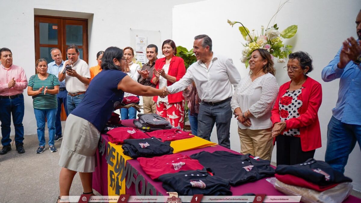 Entrega de uniformes a trabajadores del Ayuntamiento de Córdoba