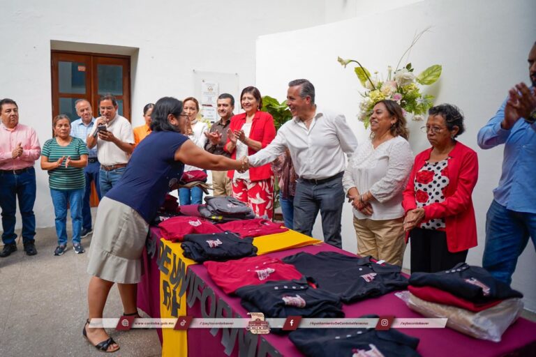 Entrega de uniformes a trabajadores del Ayuntamiento de Córdoba