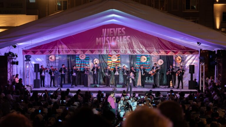 Gala con Mariachi llena de música la Plaza Lerdo