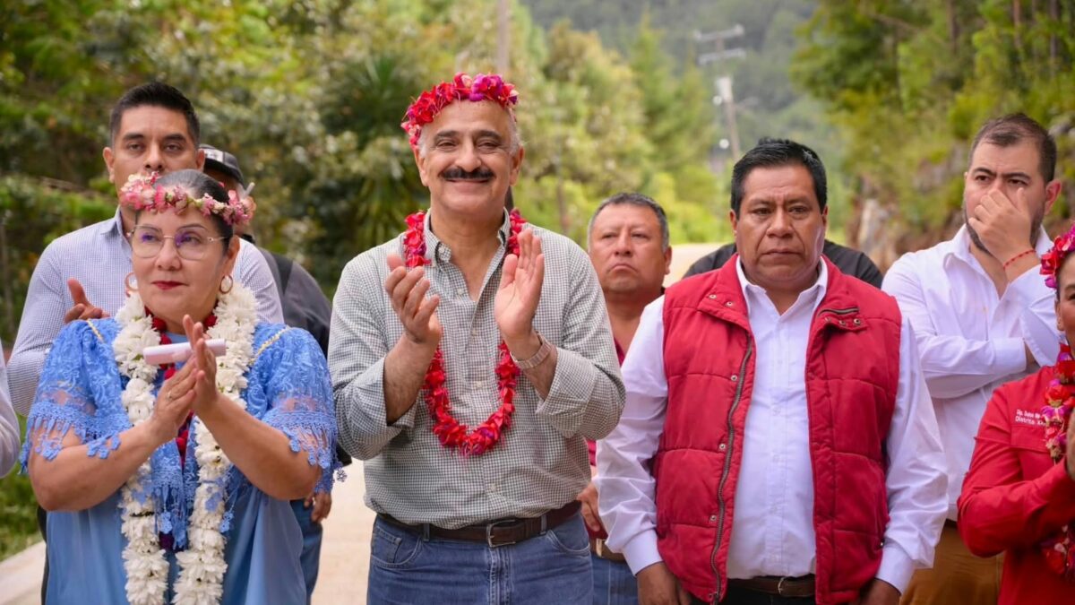 Gobierno de Veracruz entrega obra carretera en Atlahuilco