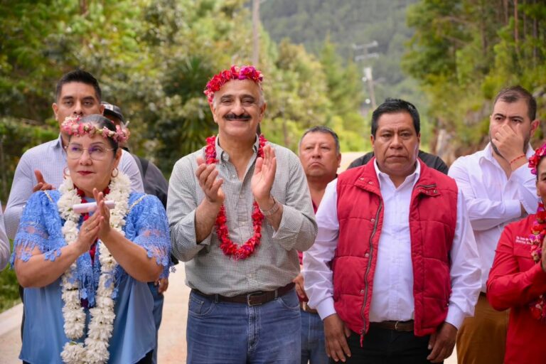 Gobierno de Veracruz entrega obra carretera en Atlahuilco