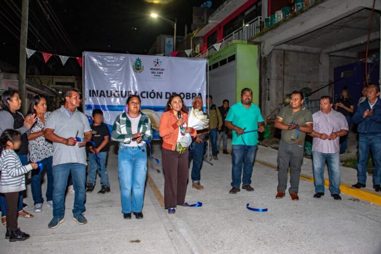 Inauguran calle con alumbrado en Presidio
