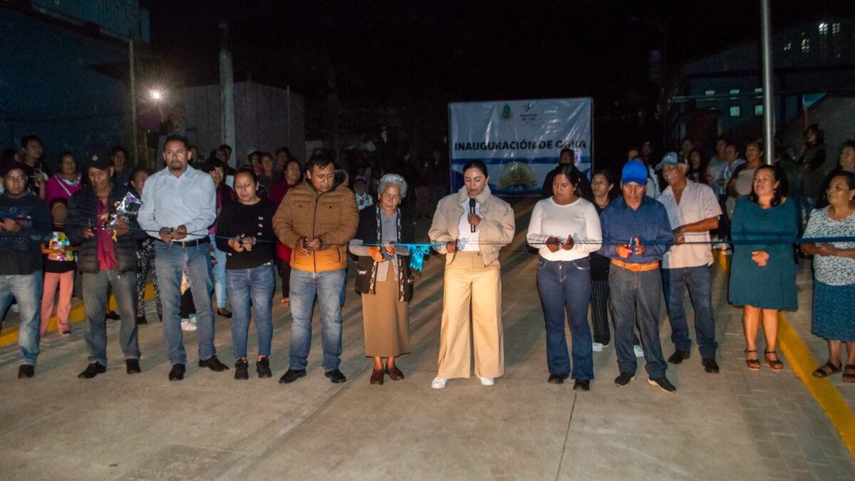 Inauguran pavimentación en Guzmantla, Ixhuatlán del Café