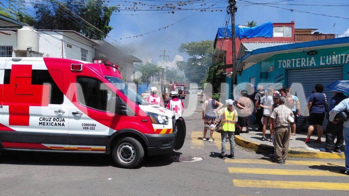 Incendio de microbús en Nuevo Toxpan por quema de basura