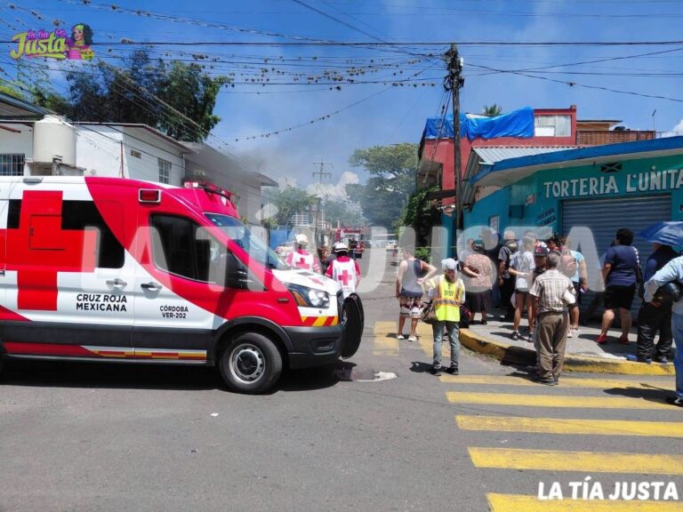 Incendio de microbús en Nuevo Toxpan por quema de basura