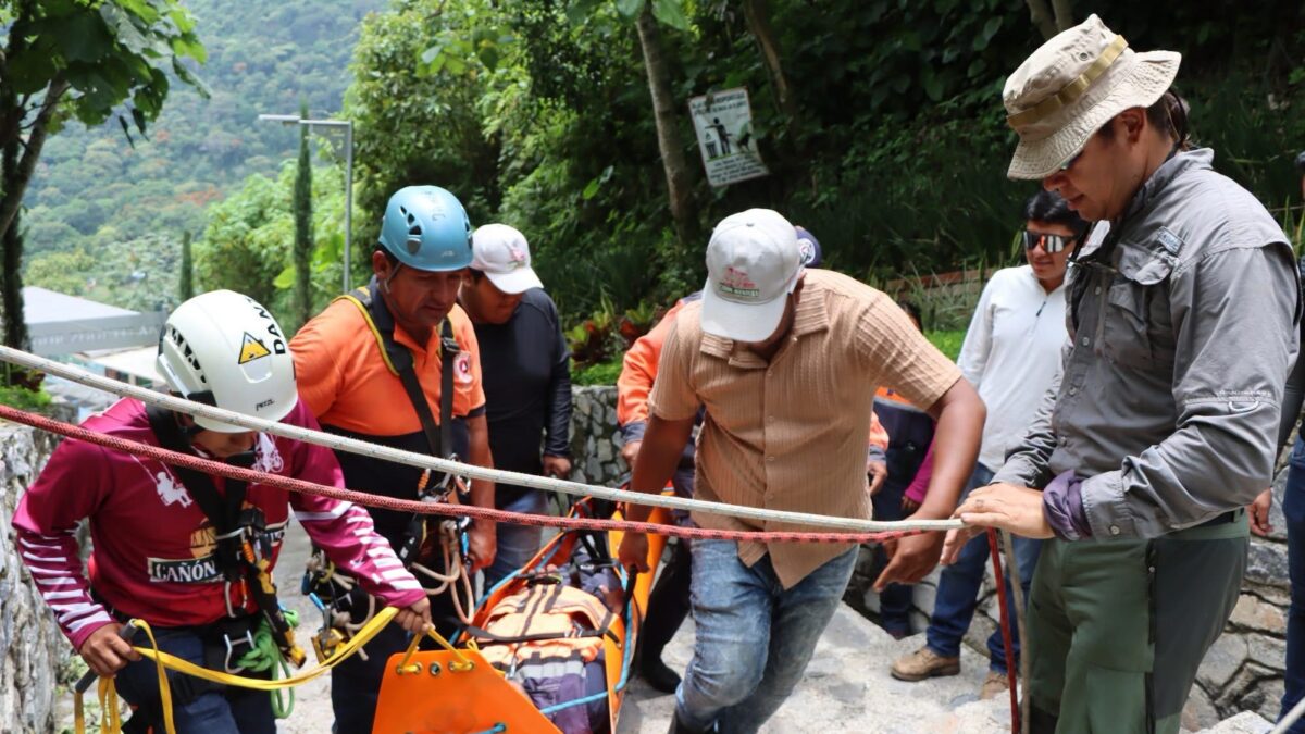 Ixtaczoquitlán capacita a personal en rescate vertical