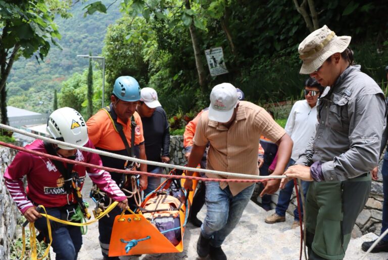 Ixtaczoquitlán capacita a personal en rescate vertical